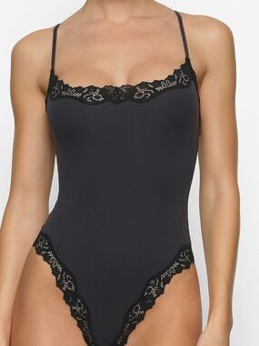 SKIMS Fits Everybody Lace Cami Bodysuit Onyx